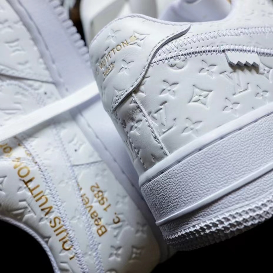 【NIKE X LOUIS VUITTON】100足の限定発売! ナイキ エア フォース 1の40周年を記念して、2025年春夏の新作「ルイヴィトンX ナイキ エア フォース 1 ホワイト」がリリース! 完売必至のトレンドになる！